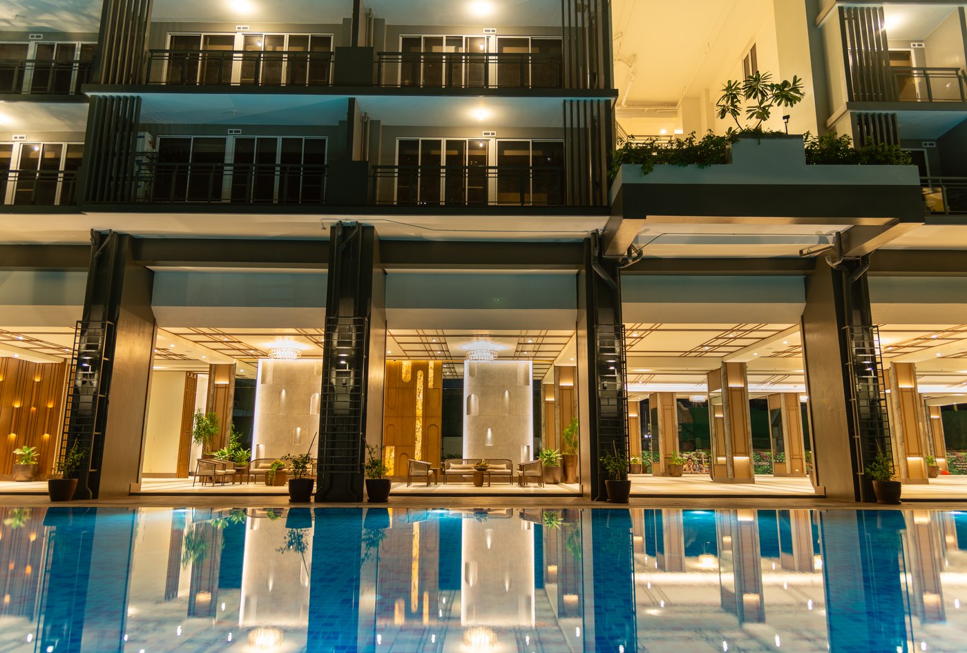 The Oriana poolside lounge